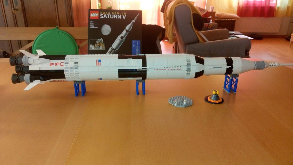 Das Lego-Modell Staurn-Rakete steht fertig zusammengebaut auf dem Tisch
