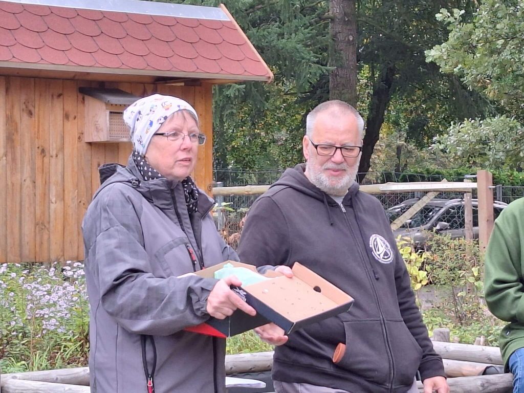 Doris & Frank erzählen den Kindern was man tun kann, wenn man einen hilflosen Igel findet