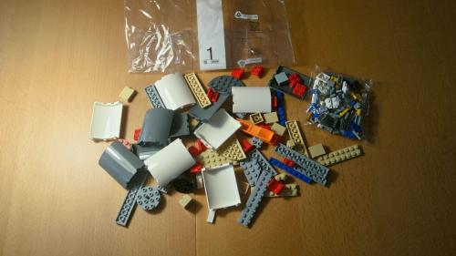 Die Lego-Bausteine der ersten Tüte unsortiert auf dem Tisch