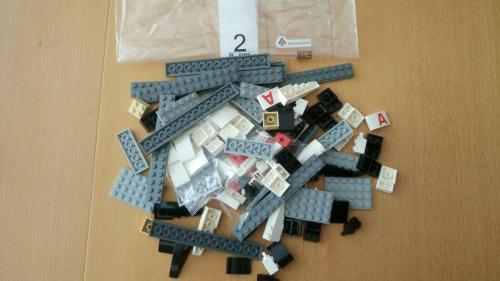 Die Lego-Bausteine der zweiten Tüte unsortiert auf dem Tisch