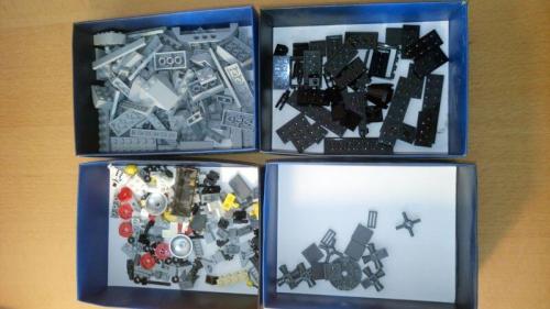 Ein sortierter Haufen Lego-Steine des dritten Bauabschnitts