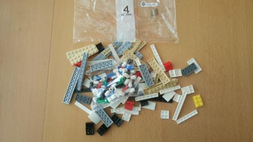 Die Lego-Bausteine der vierten Tüte unsortiert auf dem Tisch