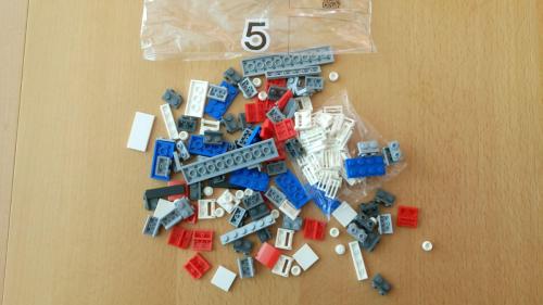 Die Lego-Bausteine der fünften Tüte unsortiert auf dem Tisch