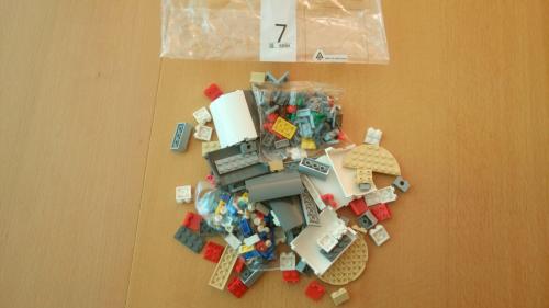 Die Lego-Bausteine der siebten Tüte unsortiert auf dem Tisch
