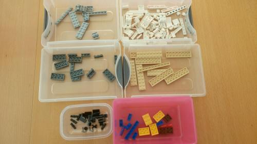 Die Lego-Bausteine der achten Tüte in Kästen sortiert