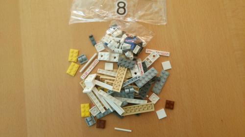 Die Lego-Bausteine der achten Tüte unsortiert auf dem Tisch